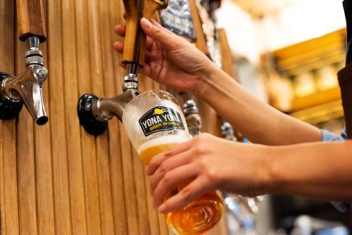 ビール注いでるイメージ (1)